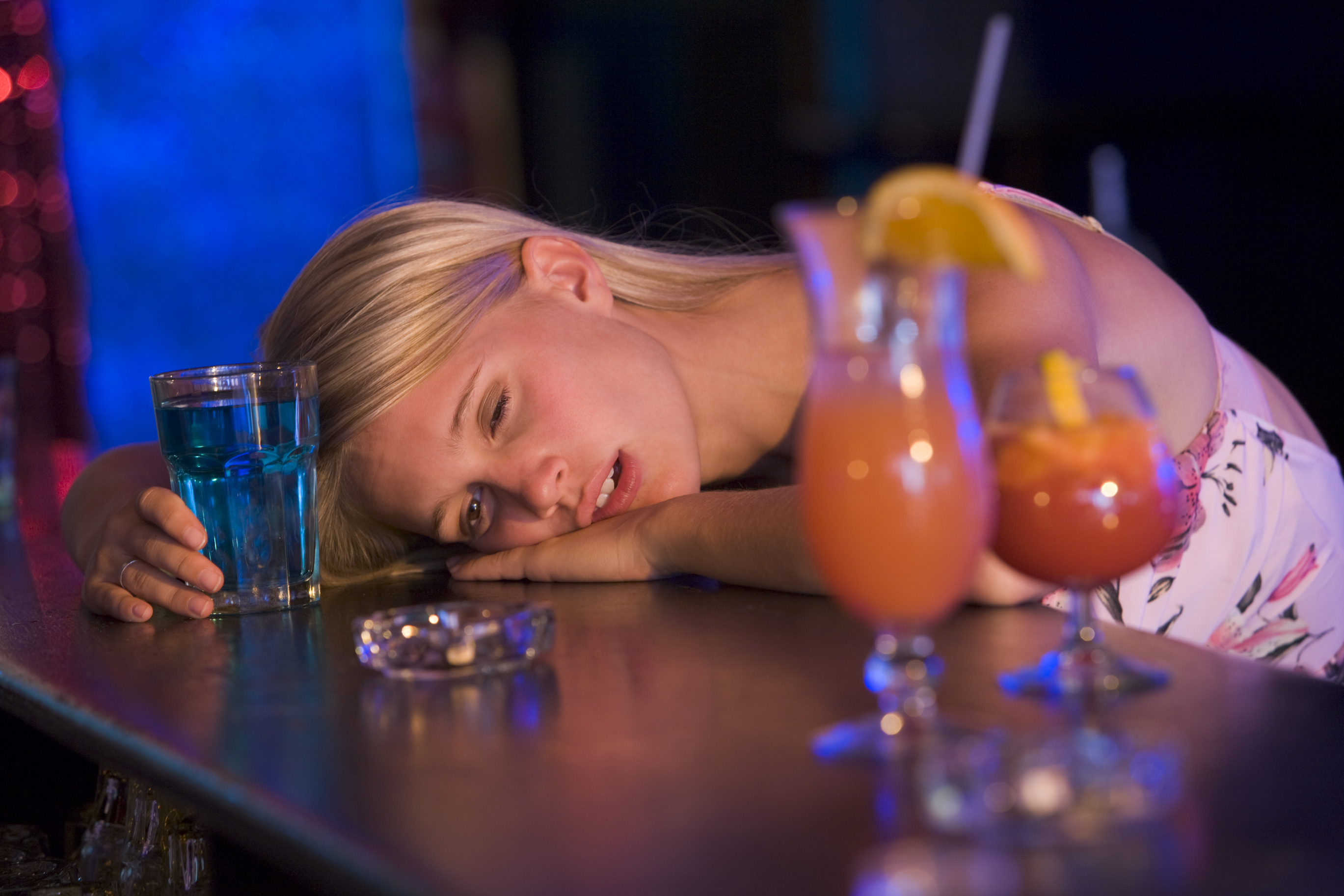 Полуголую пьяную блондинку в ночном клубе поливают на барной стойке алкоголем