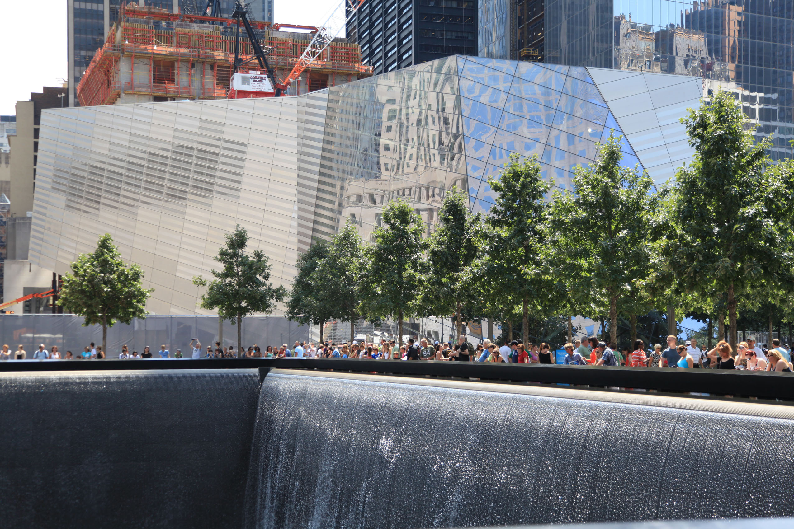 Память 9 11. Мемориал 9/11 в Нью-Йорке. Мемориал 911 в Нью-Йорке. Музей памяти 9/11 Нью-Йорк. Мемориал памяти и музей 11 сентября в Нью-Йорке.