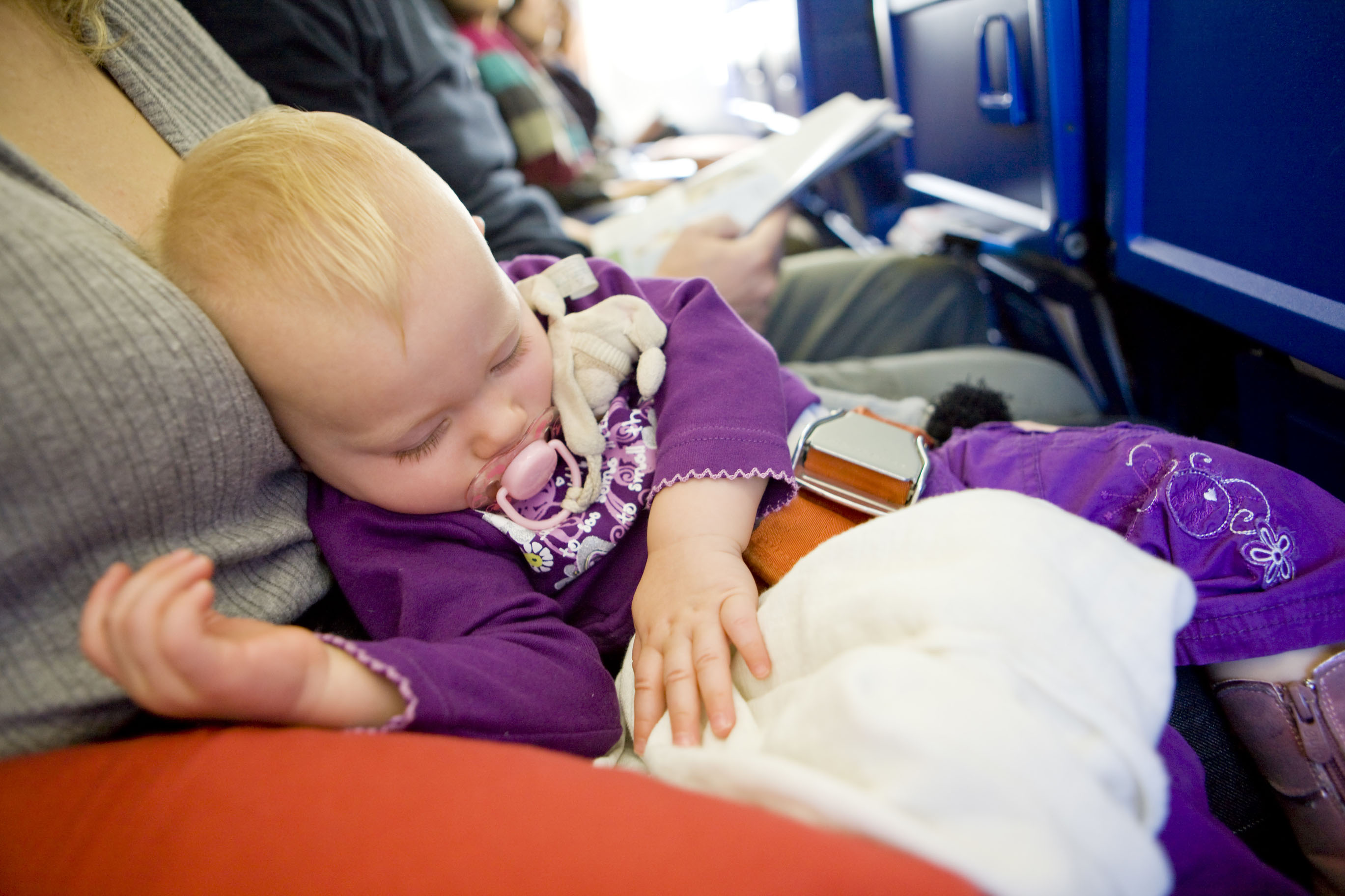 Самолет с маленьким ребенком. Самолет для детей. Маленькие дети в самолете. Перелет с ребенком. Младенец в самолете.