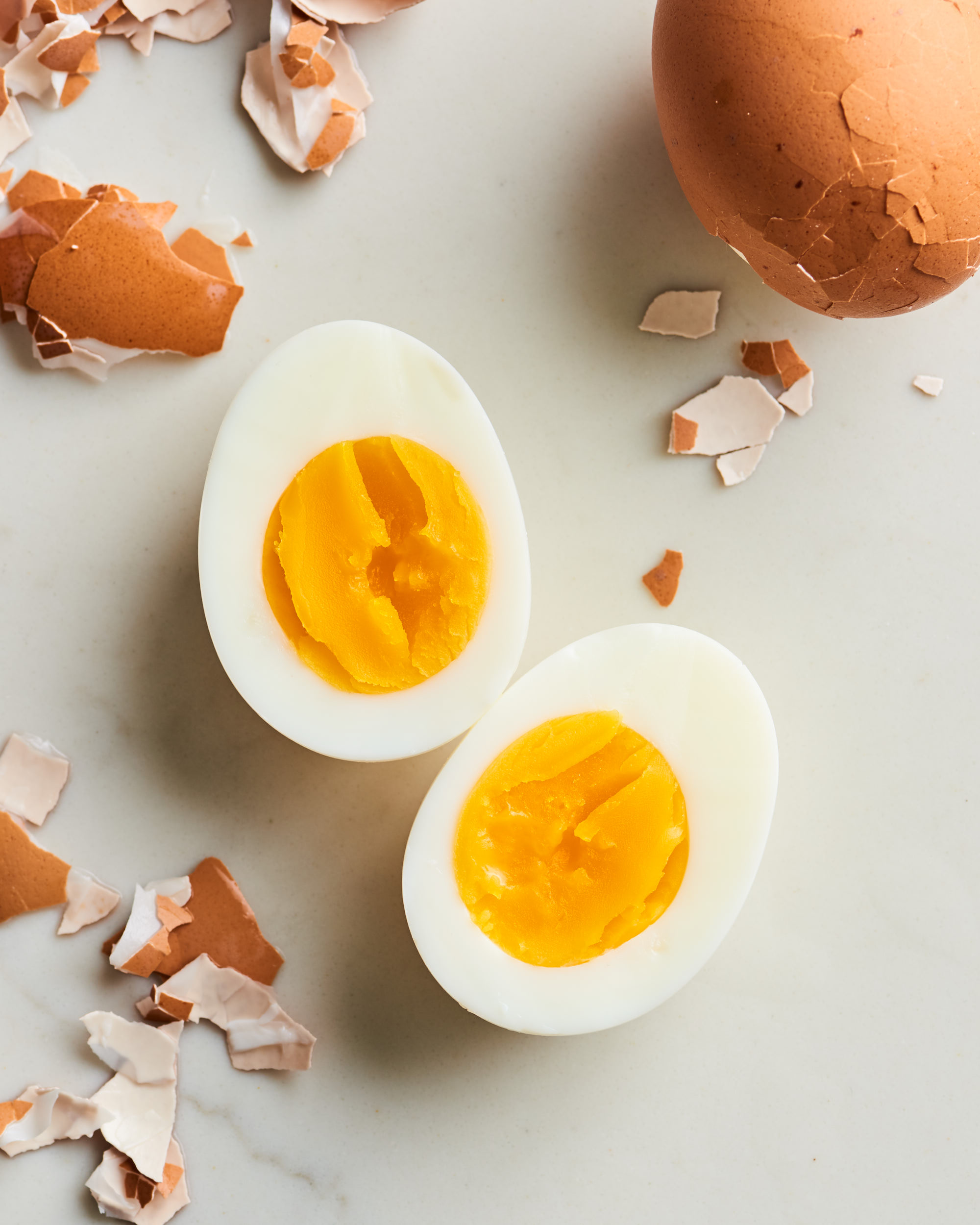 Идеальное яйцо. Вареные яйца с маслом. Вареные яйца для похудения. Яйца всмятку. Вареное яйцо на белом фоне.