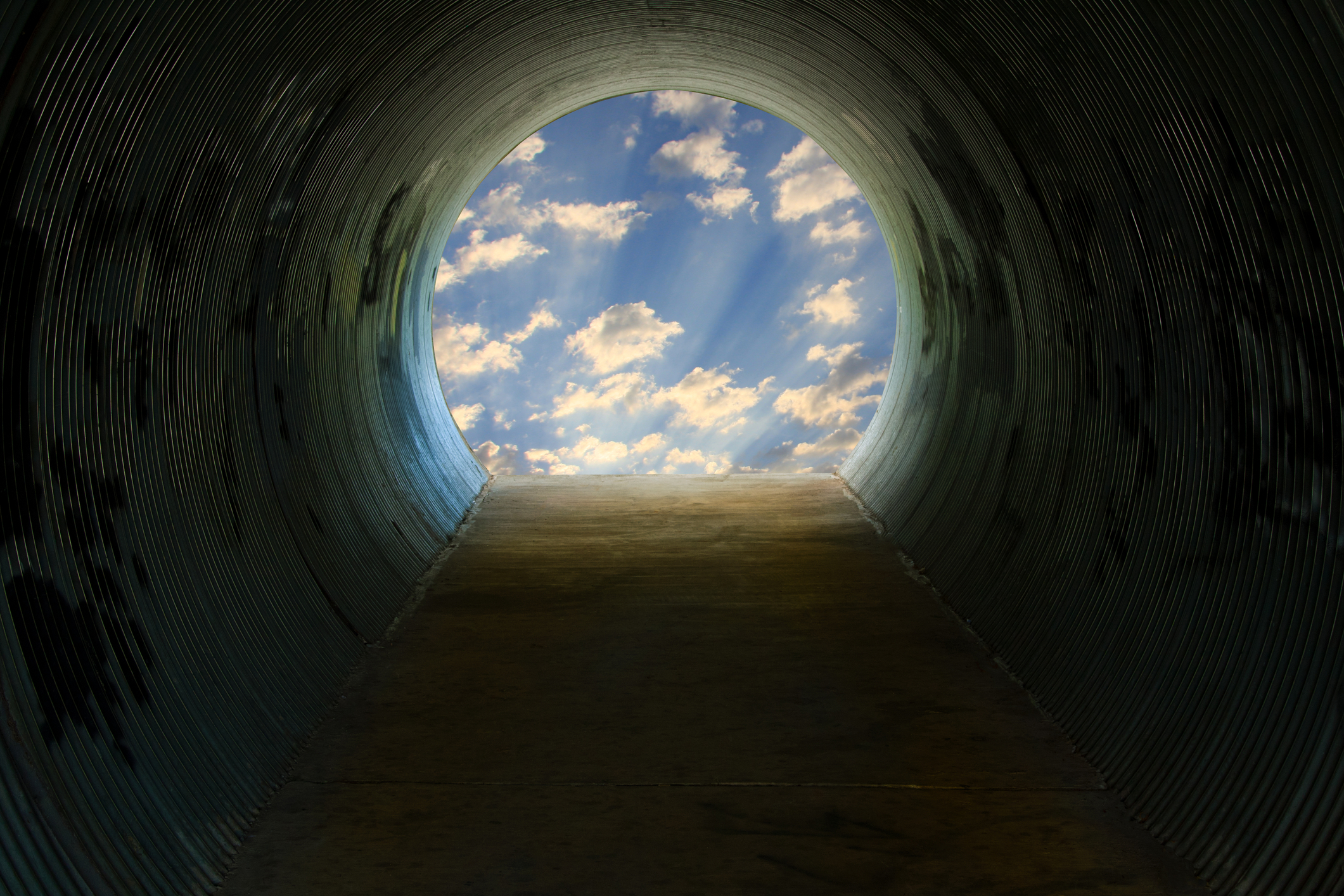 В конце туннеля виден свет. Свет в конце тоннеля. Свет в тоннеле. Свет в конце туннеля арт. Белый свет в конце тоннеля.