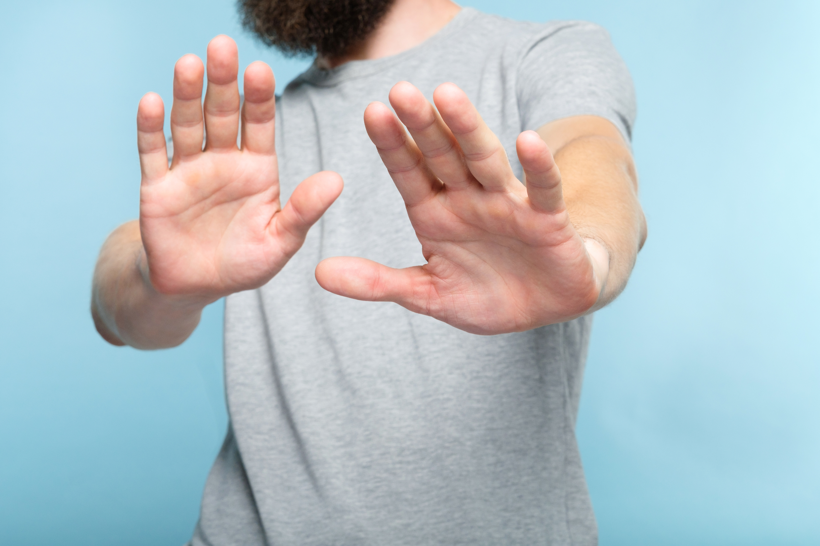 Man hand перевод. Рука человека. Ладонь вперед. Человек с рукой вперед. Рука ладонью вперед.