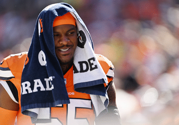 Frank Clark: Broncos signing veteran to one-year deal