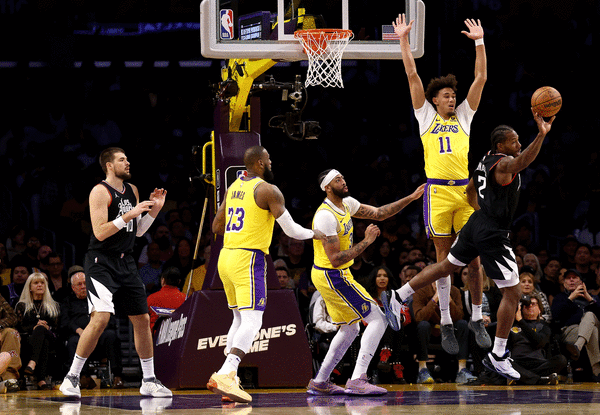 LeBron James, Lakers hold off Clippers in overtime to snap 11-game skid in  rivalry - Yahoo Sports