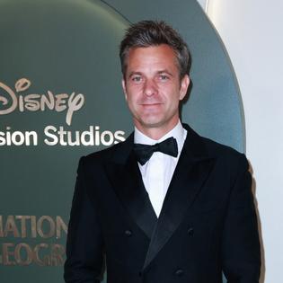 Bang Showbiz / Joshua Jackson and Eric Mabius blushed when they bumped into each other years after their gay sex scene in Cruel Intentions