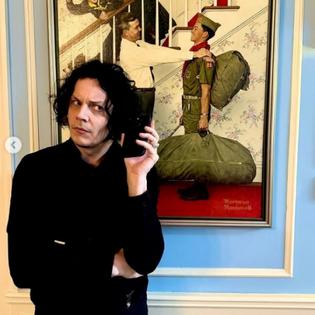 Bang Showbiz / Jack White now owns a mobile phone