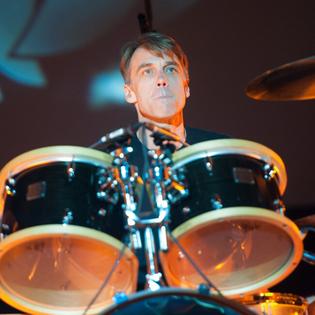 Bang Showbiz / Ex- Pearl Jam drummer Matt Cameron confirms career status.