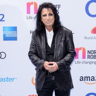 Bang Showbiz / Alice Cooper fears Ozzy Osbourne sacrificed his health for his music career