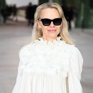 Bang Showbiz / Pamela Anderson thinks actors need to show courage.