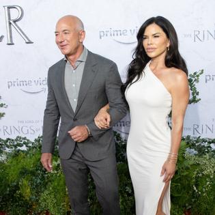 Bang Showbiz / Jeff Bezos didn't make any of the VIPs at his wedding sign gagging contracts, one of his guests claims