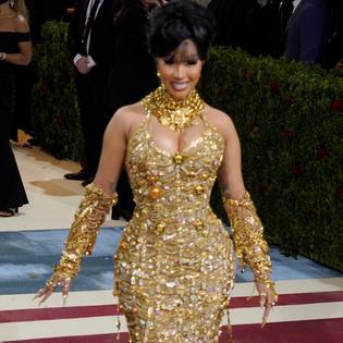 Bang Showbiz / Cardi B sued for assault, battery and negligence after throwing microphone off stage