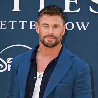 Bang Showbiz / Chris Hemsworth played the drums at an Ed Sheeran concert
