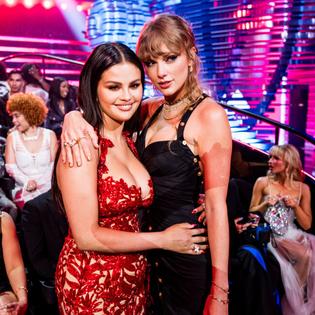 Bang Showbiz / Selena Gomez and Taylor Swift met when they were dating Nick and Joe Jonas