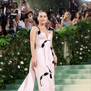 Bang Showbiz / Lily James won't use dating apps.