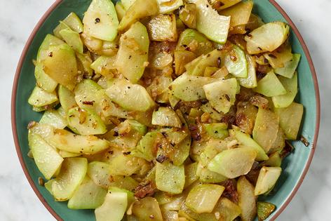 It's a quick side dish that’s big on flavor. (Alex Lepe/TCA)