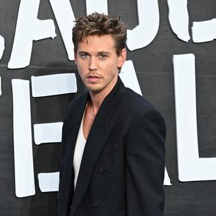 Bang Showbiz / Austin Butler slept overnight on a film set to prepare for his role in Caught Stealing