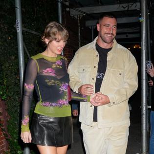 Bang Showbiz / Travis Kelce's father says that the NFL star proposed to Taylor Swift almost two weeks ago