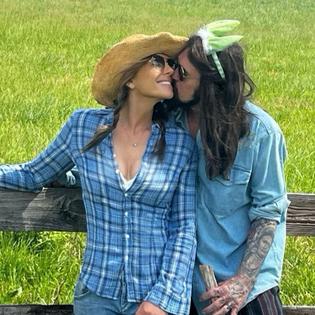 Bang Showbiz / Elizabeth Hurley is smitten with Billy Ray Cyrus.
