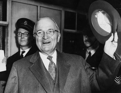 Former US President Harry S Truman doffing his hat as he arrives in England, 1956. (Photo by Central Press/Hulton Archive/Getty Images)