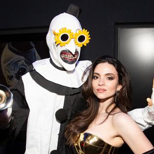 Bang Showbiz / Terrifier villain Art the Clown with Lauren LaVera, who plays Sienna Shaw