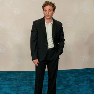 Bang Showbiz / Jeremy Allen White plays Bruce Springsteen in Springsteen: Deliver Me from Nowhere.