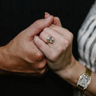 Bang Showbiz / Taylor Swift's engagement ring designer has thanked her fans for helping her achieve her dreams