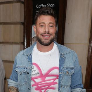 Bang Showbiz / Duncan James has jokingly hit out at Mariah Carey for doing a duet with Westlife instead of Blue