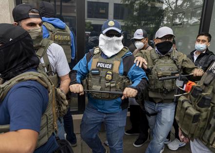 Federal agents hold back protesters while removing detainees on June 4, 2025, from a Intensive Supervision Appearance Program office run by Immigration and Customs Enforcement in Chicago's South Loop. (Brian Cassella/Chicago Tribune/TNS)