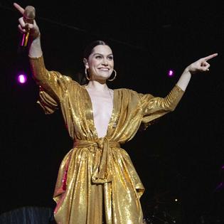 Bang Showbiz / Jessie J makes emotional return to the stage after cancer surgery