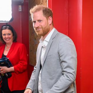Bang Showbiz / Prince Harry has made a surprise visit to Ukraine.