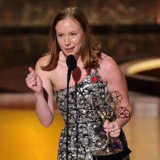 Bang Showbiz / Hannah Einbinder won her first Emmy Award