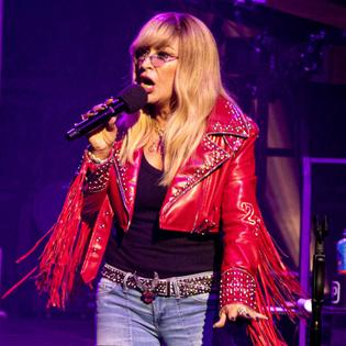 Bang Showbiz / Anastacia doesn't want people to define themselves by the lows of their health battles