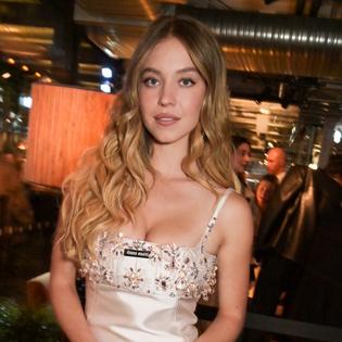 Bang Showbiz / Sydney Sweeney was among the first celebrities to react to Selena Gomez and Benny Blanco's wedding photographs.