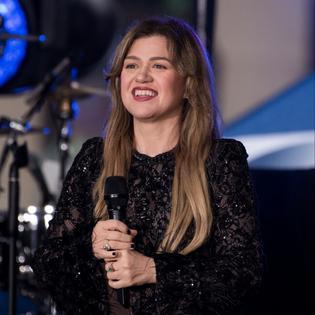 Bang Showbiz / Kelly Clarkson was emotional during her talk show return.