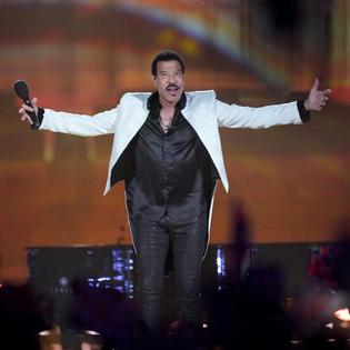 Bang Showbiz / Lionel Richie used to get fans to eat with him