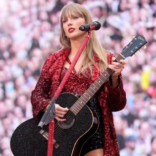 Bang Showbiz / Taylor Swift praises 'smartest, most compassionate, and kindest' mother and brother
