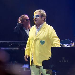 Bang Showbiz / Elton John wowed the crowds at the Singapore GP with his biggest concert since retiring from the road