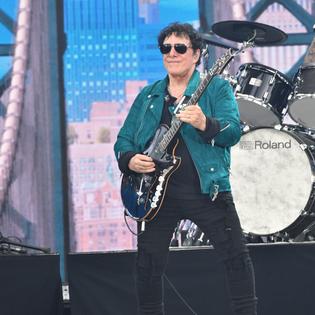 Bang Showbiz / Journey's Neal Schon causes confusion with Jonathan Cain departure announcement