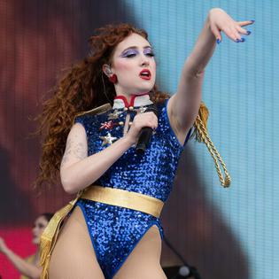 Bang Showbiz / Chappell Roan says her purpose is to 'bring queer people joy'