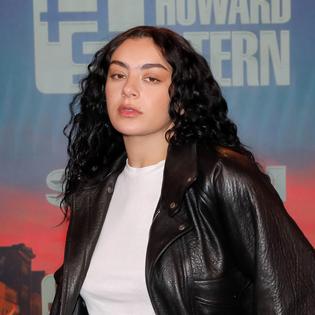 Bang Showbiz / Charli xcx reveals she used to get Botox and has shared her desire to undergo a mid-facelift