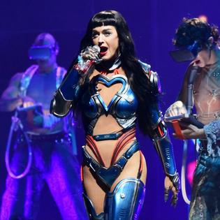Bang Showbiz / A fan proposed to Katy Perry