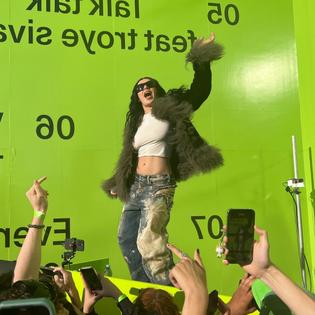 Bang Showbiz / Charli xcx was offered a tour documentary for Brat