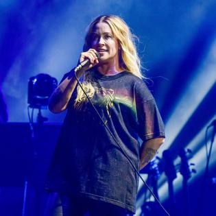 Bang Showbiz / Alanis Morissette is 'terrified' of her Las Vegas residency