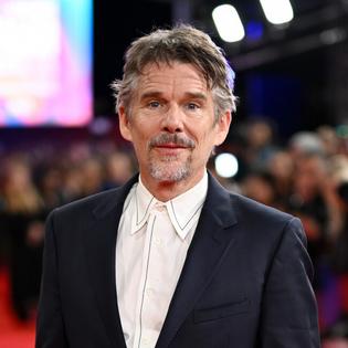 Bang Showbiz / Ethan Hawke plays Broadway lyricist Lorenz Hart in Blue Moon