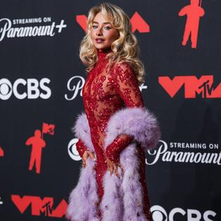 Bang Showbiz / Sabrina Carpenter poked fun at her provocative approach on Saturday Night Live