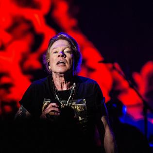 Bang Showbiz / Axl Rose took his apparent frustration out on new drummer Isaac Carpenter's drum kit