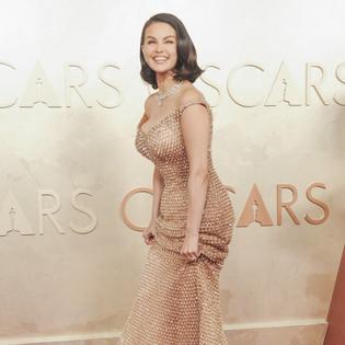 Bang Showbiz / Selena Gomez made sure she was the one to reveal her wedding dress