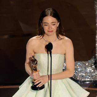 Bang Showbiz / Emma Stone thinks Willem Dafoe is an alien