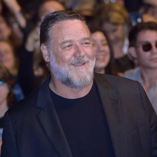 Bang Showbiz / Russell Crowe stars in a rock band