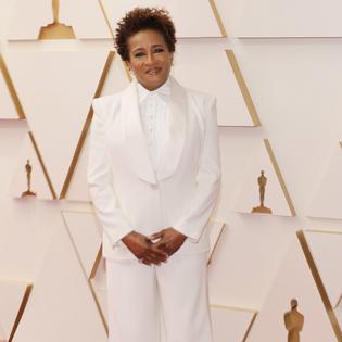 Bang Showbiz / Wanda Sykes makes a point of hiring women instead of men